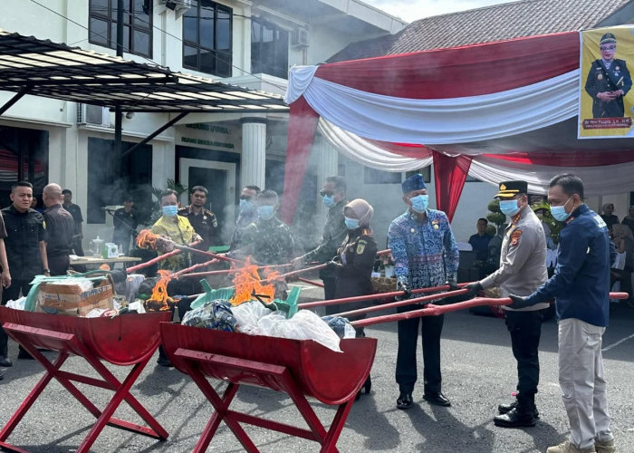 Kejari Bengkulu Musnahkan Barang Bukti 106 Perkara, Ribuan Pil hingga Sajam Geng Motor Dibakar