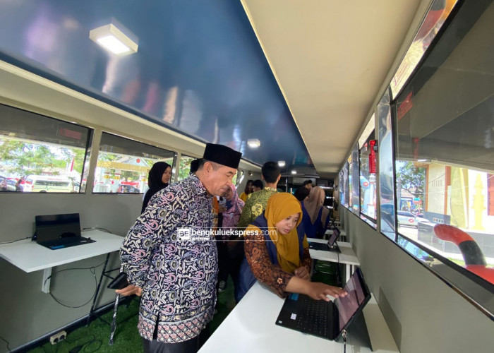Bus KPK  Standby di Depan Rumah Dinas Gubernur Bengkulu, Ada Apa?