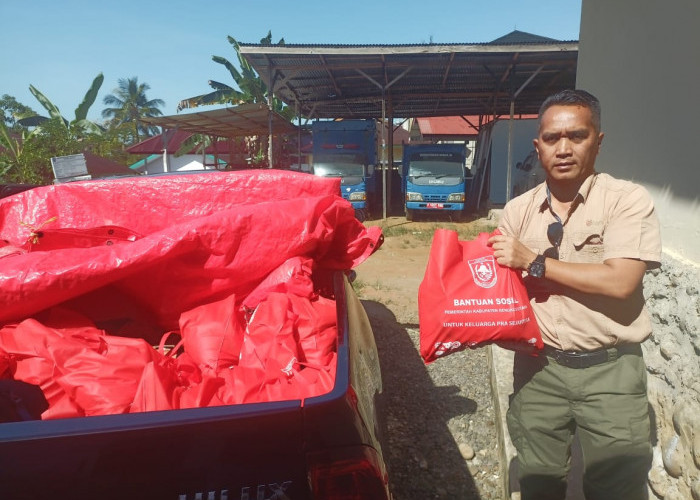 Dinas Sosial Bengkulu Utara Berikan Bantuan untuk Anak Yatim di Enggano