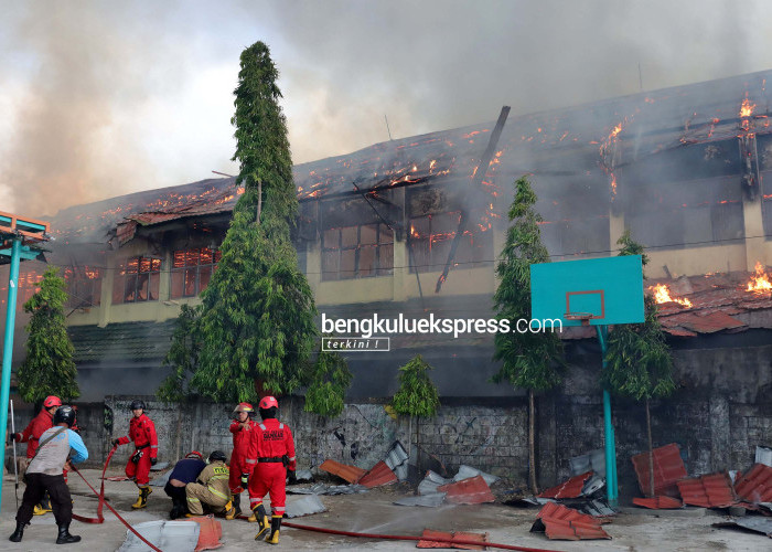 Kebakaran hebat menghanguskan bangunan SMKN 3 Kota Bengkulu , Kamis (28/12/2023). Akibat kebakaran tersebut sedikitnya 31 ruangan terbakar. Foto Rio Susanto Bengkulu Ekspress