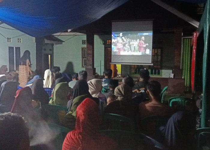 Lurah dan Warga Pematang Gubernur Gelar Nobar Dukung Karisma Tampil di Ajang KDI MNCTV