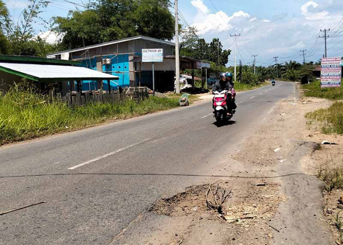 Bahaya! Jalan Berlubang di Bengkulu Tengah Kerap Picu Kecelakaan Saat Hujan