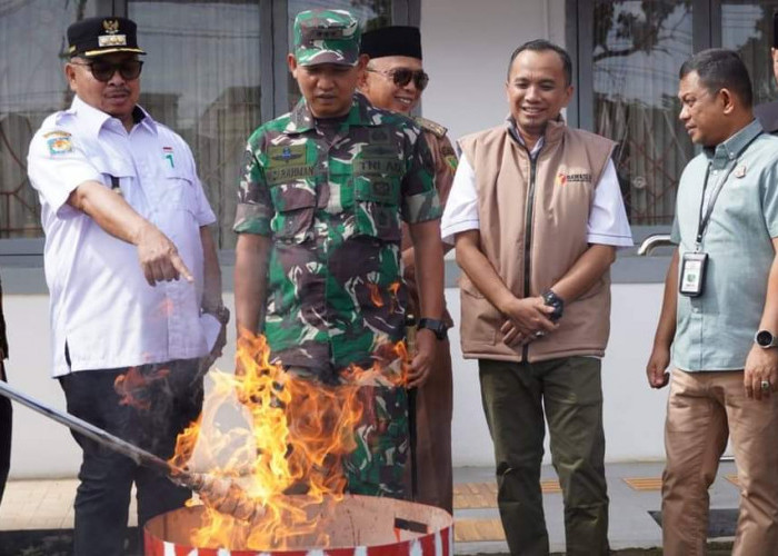 Disaksikan Pj Walikota, KPU Kota Bengkulu Musnahkan Surat Suara Rusak dan Berlebih