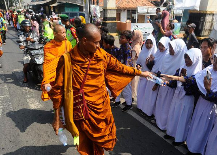 Lewati Tegal, Biksu Thailand Ucapkan 'Assalmualaikum' kepada Pelajar SD 