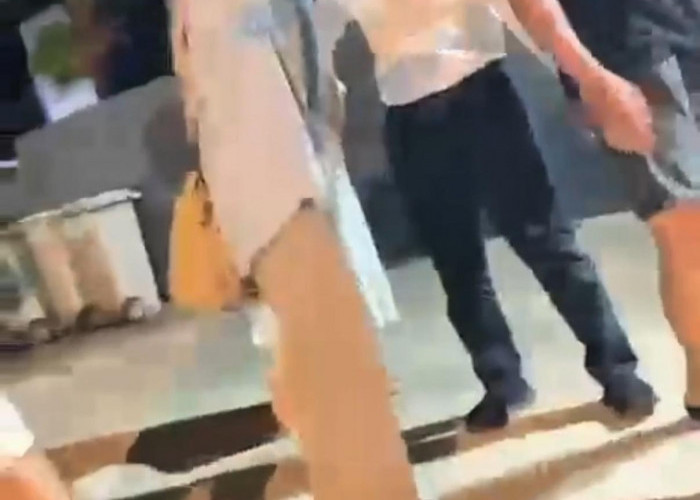 Geger di Kota Manna! Pria Berbaju Putih Acungkan Sajam di Depan Kafe, Diduga Oknum Pejabat Kementerian