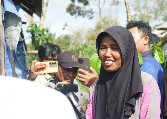 Penuh Haru, Sundari Warga Rejang Lebong Terima Bantuan dari Gubernur Bengkulu