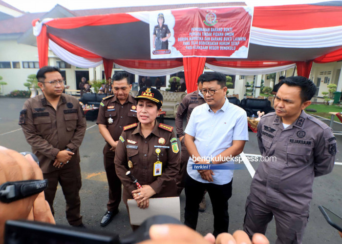 Kejaksaan Negeri Bengkulu memusnahkan barang bukti dari 104 perkara tindak pidana umum yang telah inkrah yang meliputi senjata tajam, narkoba, rokok, dan minuman keras ilegal, Kamis 10 Juli 2025. Pemusnahan dipimpin langsung oleh Kepala Kejari Bengkulu, Dr. Ni Wayan Sinaryati, SH., MH, di halaman kantor Kejari sebagai bentuk komitmen dalam penegakan hukum dan pemberantasan kejahatan di wilayah Bengkulu. Foto: Rio Susanto Bengkulu Ekspress