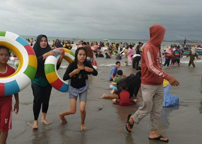 Pengunjung Hanya Boleh Mandi di Kawasan Pantai Jakat