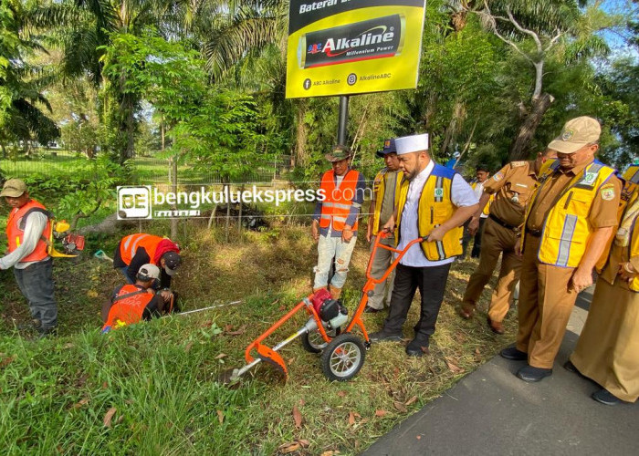 Gubernur Bengkulu Tinjau Tebas Bayang, Targetkan Jalan Bebas Ilalang Dalam 100 Hari Kerja