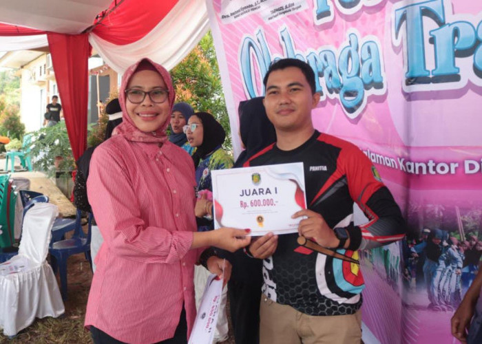 Dispora Benteng Berikan Uang Pembinaan Kepada Pemenang Festival Olaharaga Tradisional 