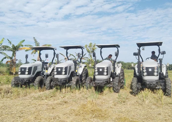 Dorong Swasembada Pangan, Kementerian Pertanian Serahkan 12 Traktor Roda Empat untuk Petani Mukomuko