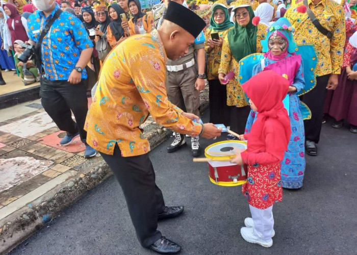 Ketua DPRD Kota Bengkulu Hadiri Karnaval Batik Besurek di HUT kota ke 304