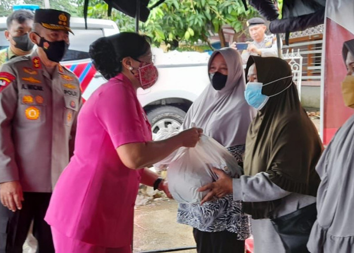 Kapolda Bengkulu Salurkan Ribuan Paket Sembako Bagi Korban Banjir 