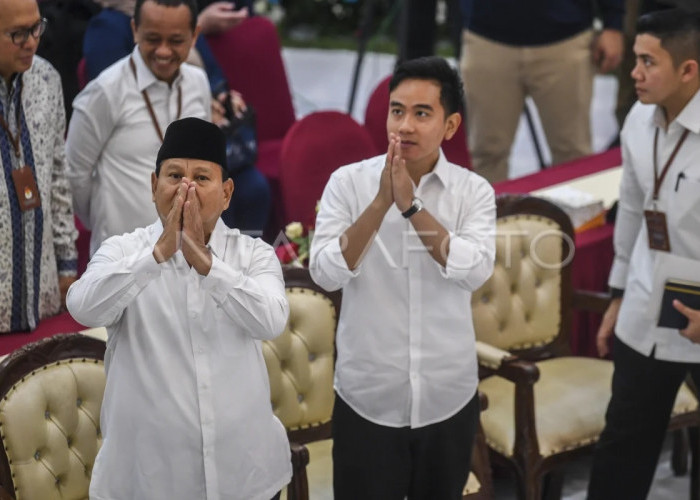 Presiden dan Wakil Presiden terpilih periode 2024-2029, Prabowo Subianto (kiri) bersama Gibran Rakabuming Raka (kedua kiri) saat menghadiri rapat pleno terbuka 