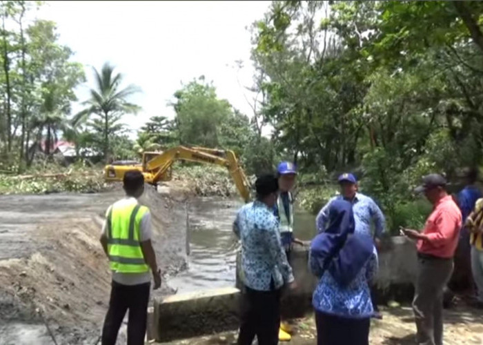 Kurangi Resiko Banjir, Dinas PUPR Kota Bengkulu Keruk Drainase Kandang Mas