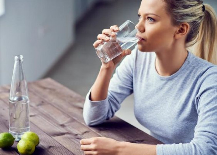 10 Manfaat Air Hangat untuk Kesehatan Tubuh Selama Berpuasa