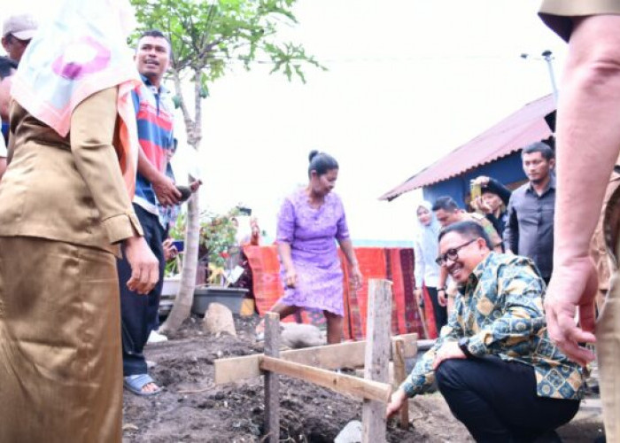 Pj Walikota Bengkulu Letakkan Batu Pertama Program Bedah Rumah di Kelurahan Tanah Patah 