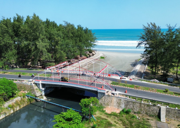 Ornamen Lampu Warna-Warni Siap Dipasang di Jembatan Merah Putih