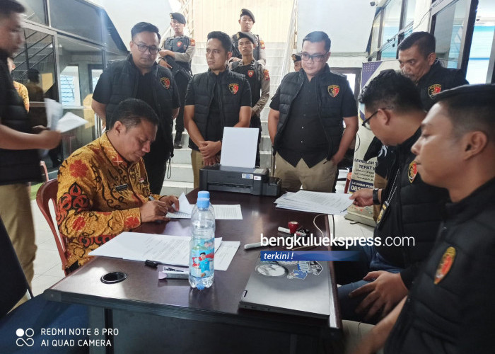 Subdit Tipikor Ditreskrimsus Polda Bengkulu yang dipimpin Kasubdit Tipikor Kompol. M Syahir Fuad Rangkuti melakukan penggeledahan kantor dan rumah pribadi Direktur PDAM Tirta Hidayah Kota Bengkulu terkait kasus dugaan korupsi dan gratifikasi penerimaan pegawai harian lepas (PHL), Kamis, 10 Juli 2025.
Foto: Istimewa