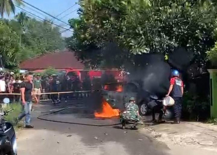 Satu Unit Mobil Terbakar di Depan KPU Bengkulu Selatan, Jerigen Minyak Ditemukan di Lokasi