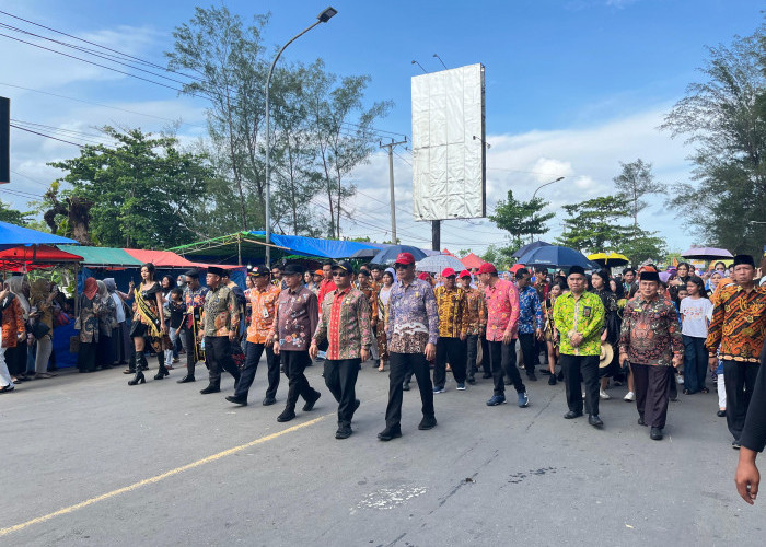 Karnaval Batik Basurek Semarakkan Tabut Bengkulu 2025