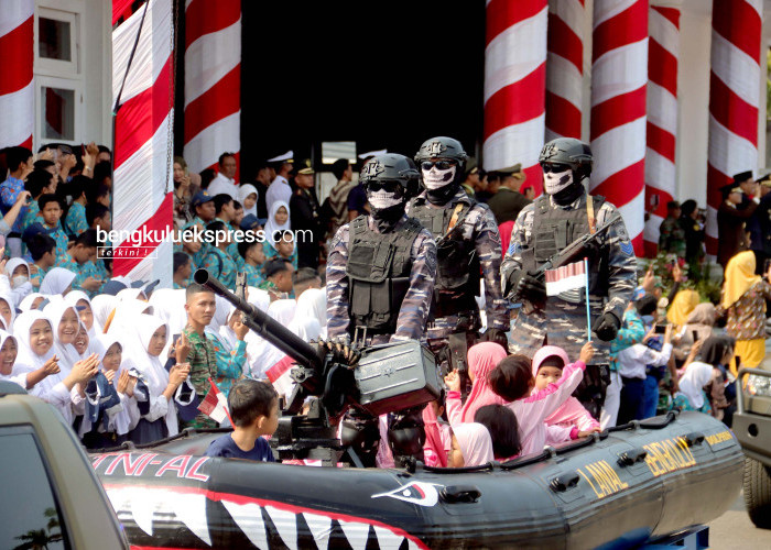Parade alutsista (Alat utama sistem senjata) TNI mewarnai peringatan HUT ke-78 TNI di Lapangan Balai Semarak Bengkulu, Kamis (5/10/2023). Foto Rio Susanto/Bengkulu Ekspress