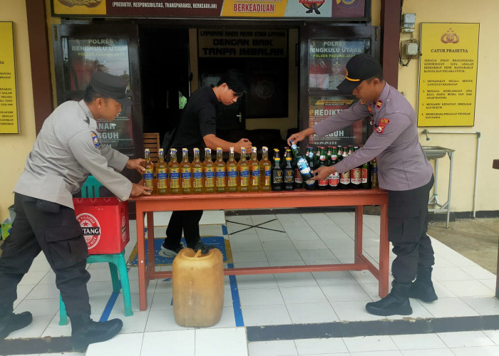 Polsek Padang Jaya Amankan Puluhan  Botol Miras dan 35 Liter Tuak  