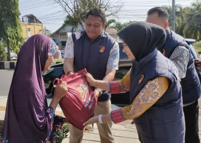 Sambut HUT Bhayangkara ke-80, Ditreskrimsus Polda Bengkulu Tebar Ratusan Paket Sembako 