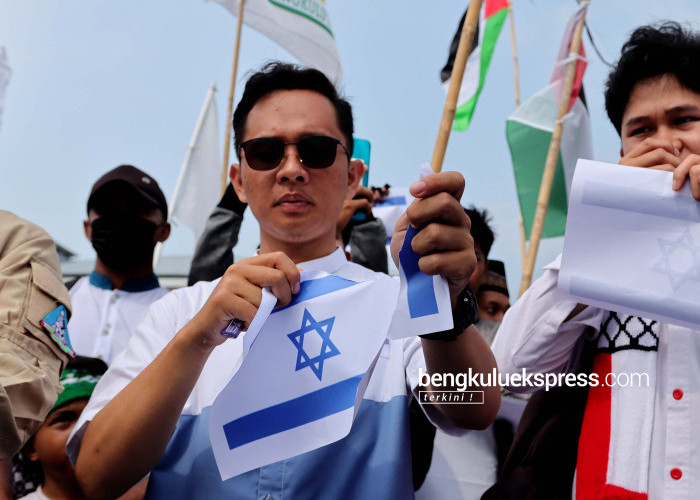 Massa aksi Bela Palestina Badai Al-Aqsa merobek gambar bendera Israel saat melakukan aksi di Simpang Lima Kota Bengkulu, Minggu (15/10). Foto Rio Susanto Bengkulu Ekspress