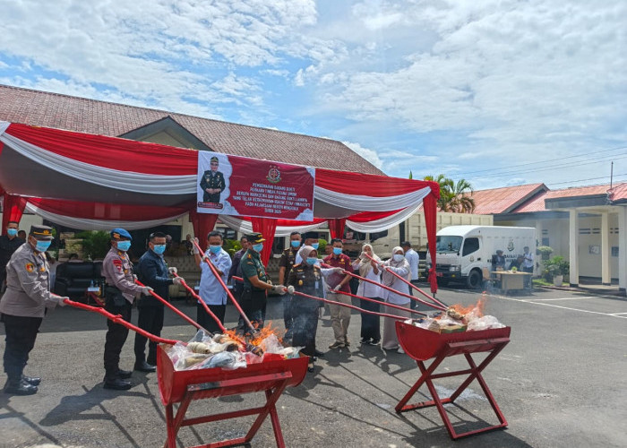 Kejari Bengkulu Musnahkan Barang Bukti 96 Perkara, Termasuk Sabu, Ganja, Ekstasi hingga Senjata Api
