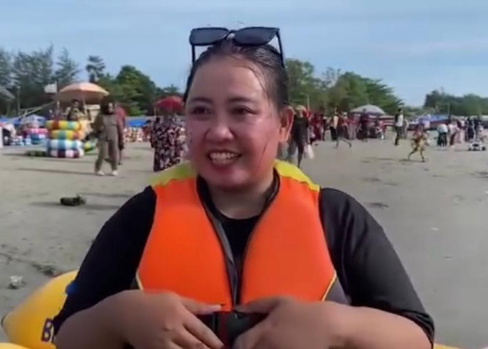 Pantai Zakat Jadi Primadona Libur Lebaran, Wisatawan Nikmati Serunya Bermain Air