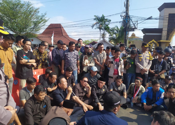 Muak Dengan Rezim Jokowi, Ribuan Mahasiswa Bengkulu Demo di Depan Gedung DPRD Provinsi