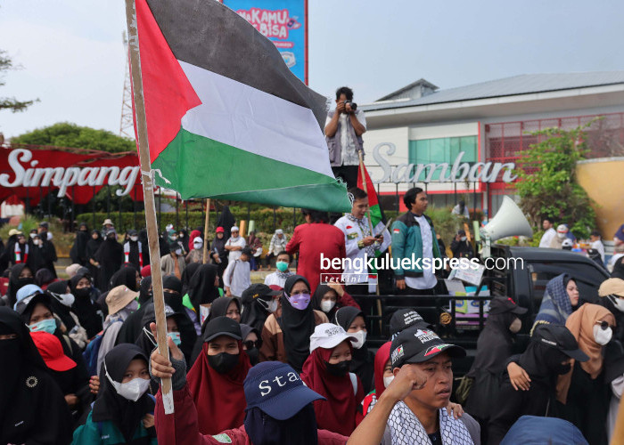 Massa aksi Bela Palestina Badai Al-Aqsa menggelar aksi dukungan kepada umat muslim Palestina dan mengutuk serangan zionis Israel yang menewaskan ribuan warga Palestina, di Simpang Lima Kota Bengkulu, Minggu (15/10). Foto Rio Susanto Bengkulu Ekspress