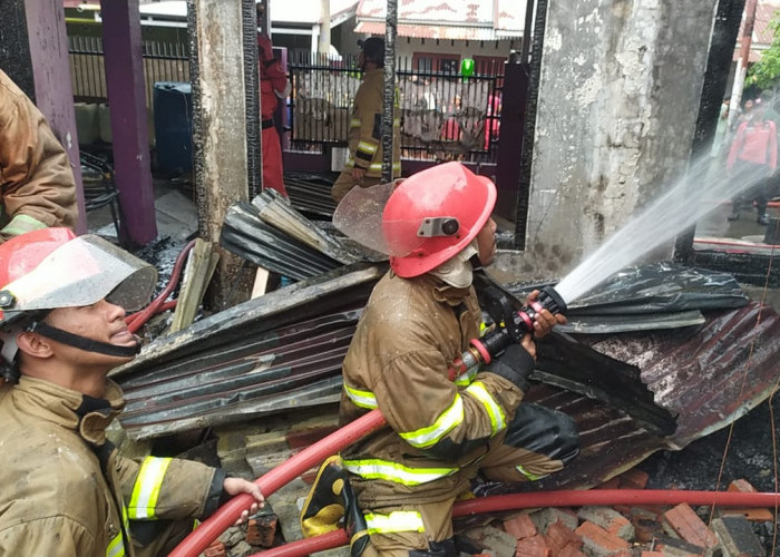 Dua Unit Rumah dan Garasi di Selebar Kota Bengkulu Hangus Terbakar 