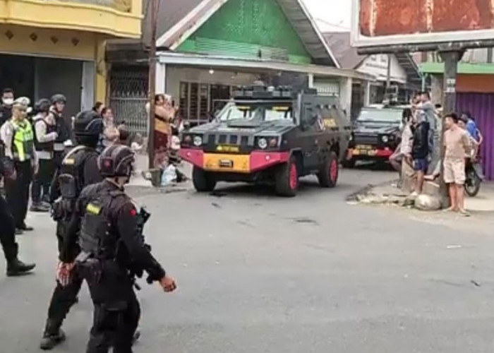 Puluhan Polisi Bersenjata Lengkap dan Rantis Baracuda Sisir Desa Kampung Jeruk Binduriang
