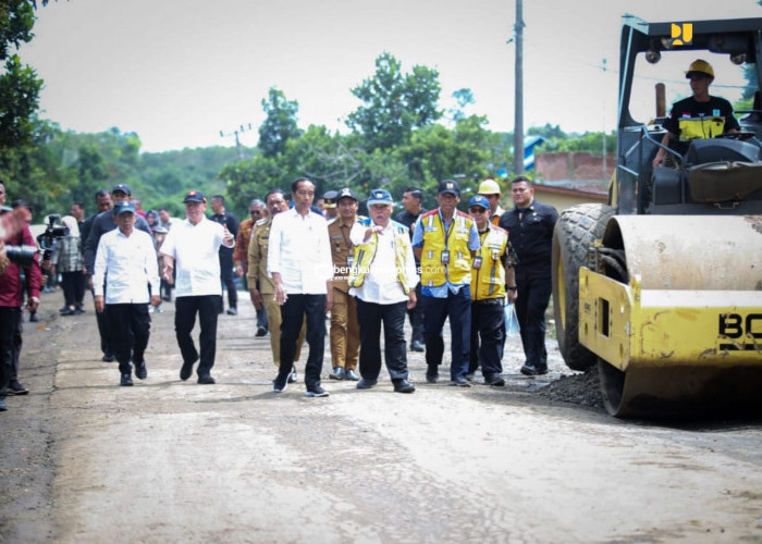 Presiden Jokowi Tinjau Jalan Rusak di Bengkulu Utara