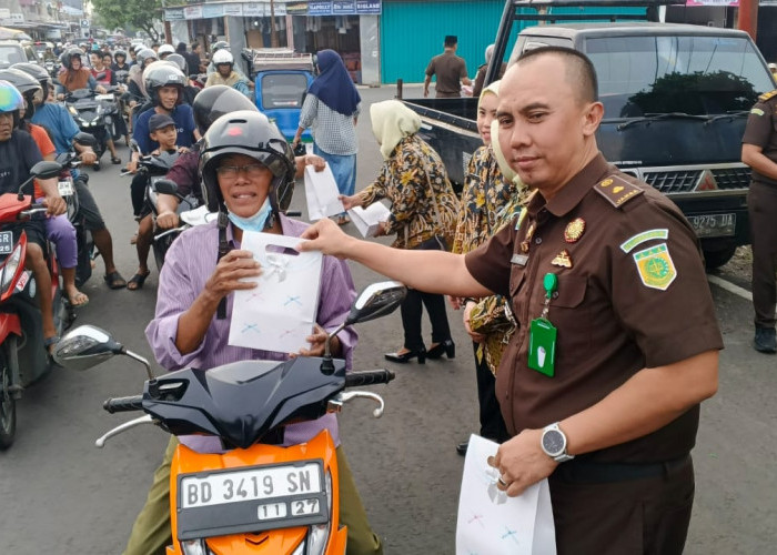 Tak Hanya Berbagi Takjil, Kejari Bengkulu Utara Sosialisasi Budaya Anti Korupsi ke Pengendara