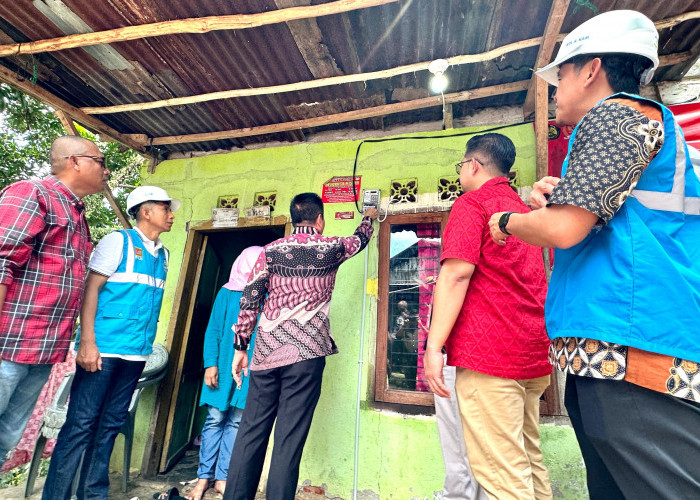 PLN UID S2JB Wujudkan Keadilan Energi, Serahkan Bantuan Pasang Baru Listrik untuk Masyarakat Lubuk Linggau