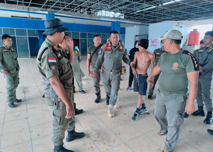 Pria ODGJ Diamankan Petugas Satpol PP, Diduga Buat Resah Pengunjung Pasar Minggu