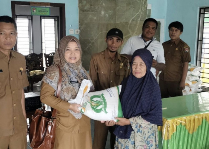 Salurkan 20 Kg Beras Bansos, Pemdes di Mukomuko Diingatkan Jangan Main Mata