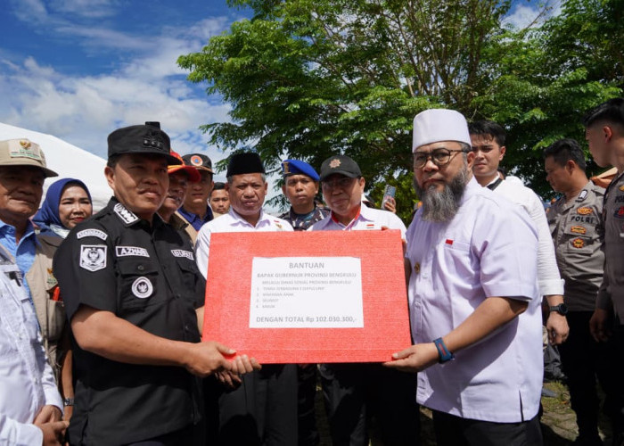Gubernur Helmi Hasan Salurkan Bantuan Rp102 Juta untuk Korban Banjir Lebong