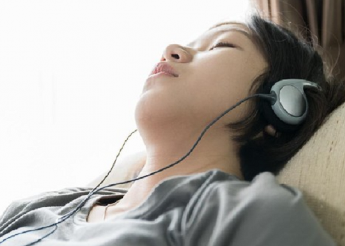 Bahaya Memakai Headset Saat Tidur, Ini Risikonya!