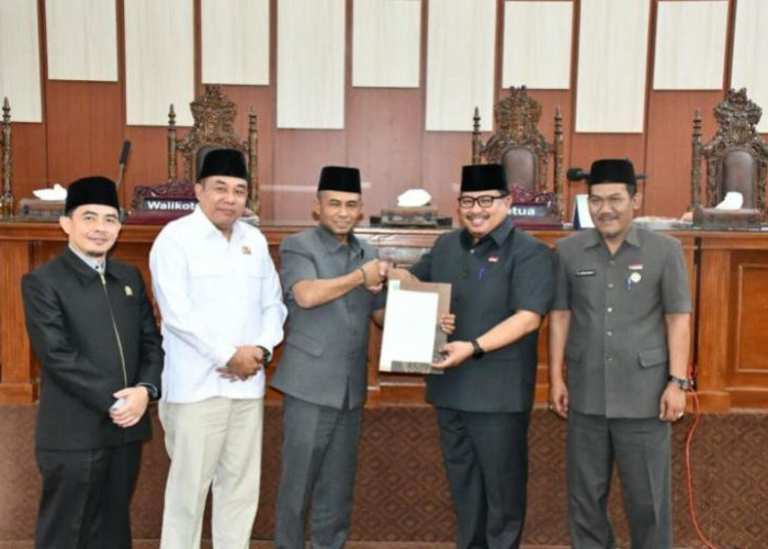 Rapat Paripurna DPRD Kota Bengkulu, Walikota Terima Rekomendasi LKPJ 2022 Dari DPRD