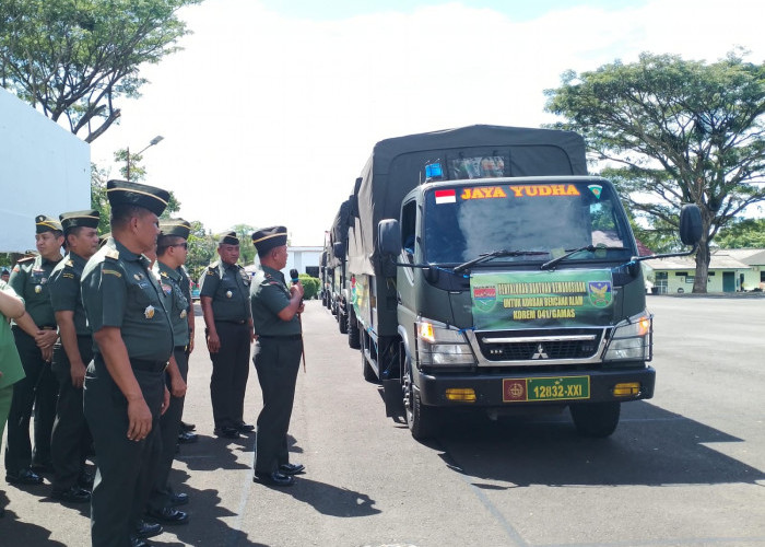 Korem 041/Gamas Salurkan Bantuan untuk Korban Banjir di Sumatera Barat 