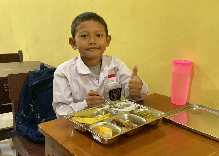 Makan Bergizi Gratis Dilaunching, Ayam, Sayur, Tahu dan Pisang Jadi Menu Pertama