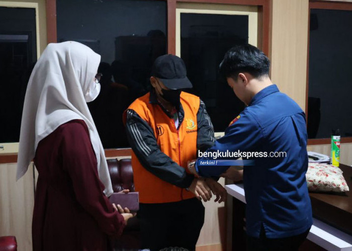 Kejati Bengkulu kembali menetapkan dan menahan Dua orang tersangka kasus dugaan tindak pidana korupsi pengelolaan anggaran di Sekretariat DPRD Provinsi Bengkulu tahun 2024 yakni  LSS dan RM selaku Pejabat Pelaksana Teknis Kegiatan (PPTK), Kamis 10 Juli 2025. Foto Istimewa: Penkum Kejati Bengkulu