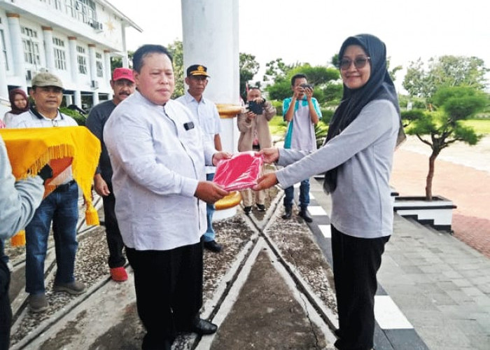 Pemkab Mukomuko Bagikan 300 Bendera Merah Putih, Ajak Warga Hidupkan Semangat Nasionalisme Jelang HUT RI ke-80