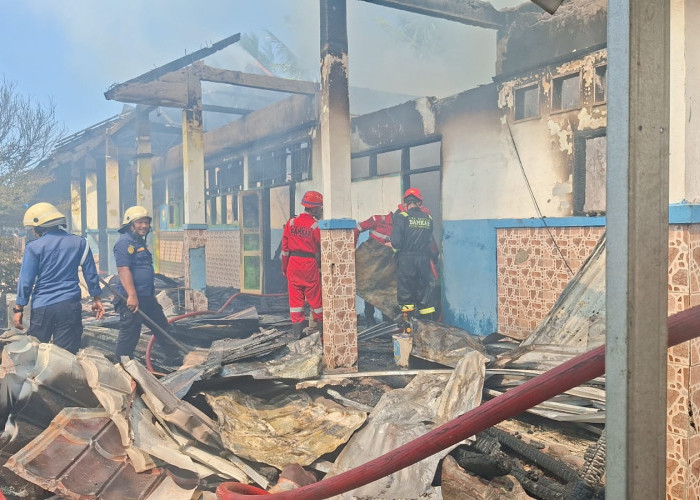 Saat Warga Salat Jumat, Kebakaran Hanguskan 7 Ruangan SMPN 19 Kota Bengkulu