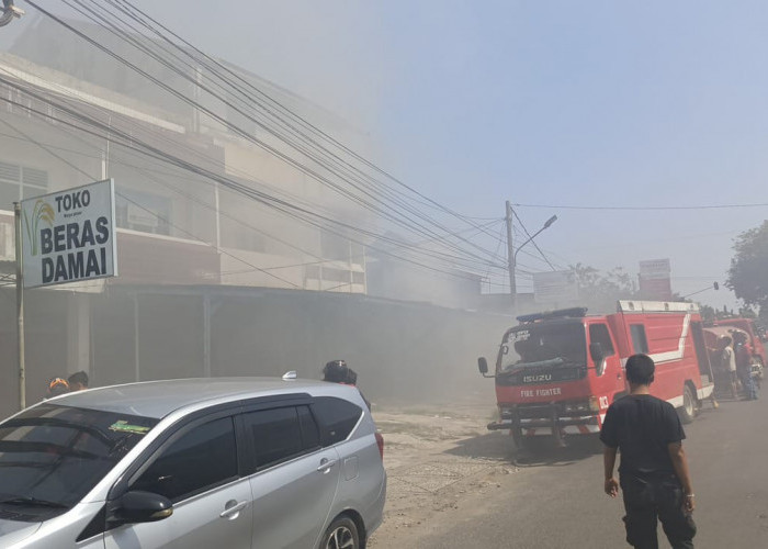 Kebakaran Hebat Hanguskan Ruko Konveksi di Jl Bali Kota Bengkulu