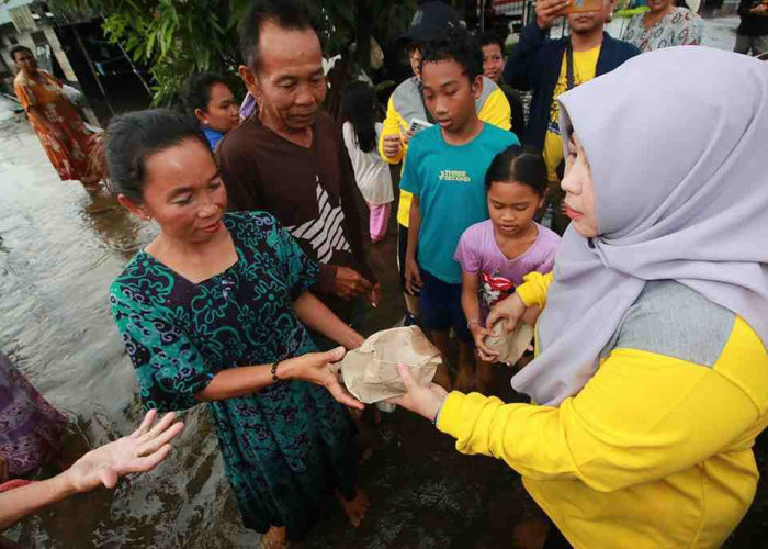 Pemkot Bengkulu Salurkan Ribuan Nasi Bungkus untuk Korban Banjir
